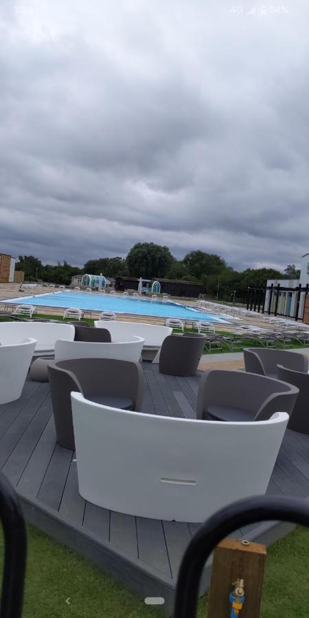 P&D'S Pearl Caravan At Tattershall Lakes Country Park Hotel Bagian luar foto